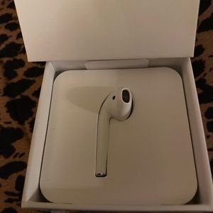 White frist generation ear pod right ear